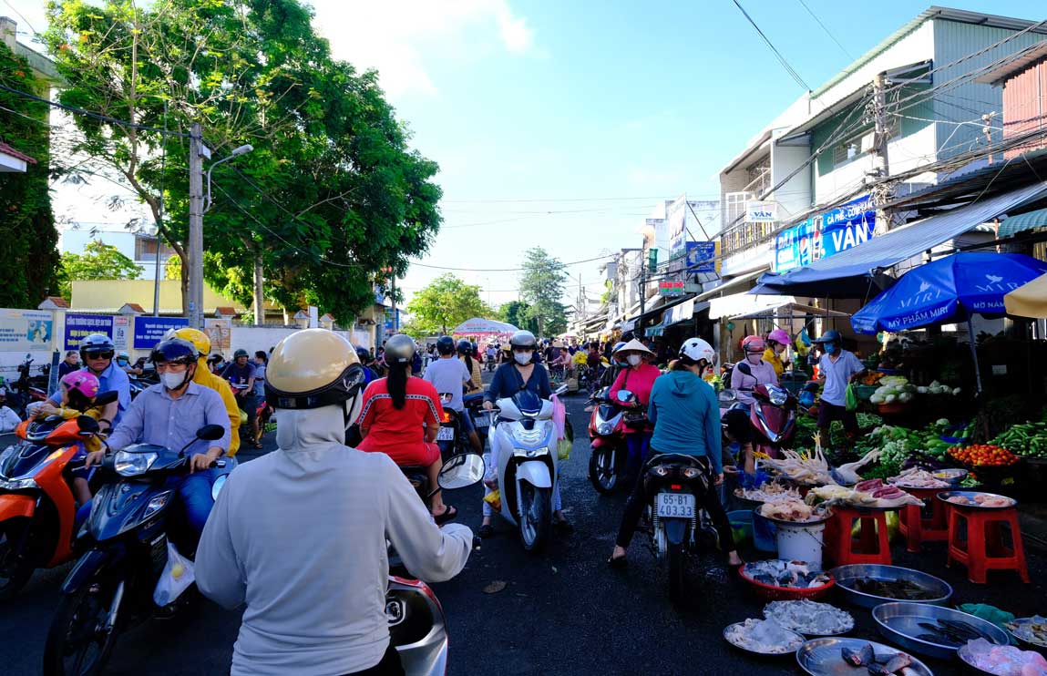 Chợ Xuân Khánh (quận Ninh Kiều, TP Cần Thơ) cũng đông đúc, nhộn nhịp giữa người mua và người bán vào ngày đầu nghỉ lễ.