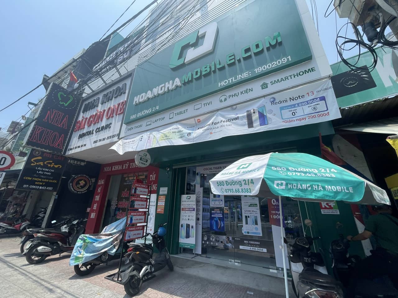 Cửa hàng điện thoại Hoàng Hà Mobile chi nhánh Nha Trang vừa bị cướp. Ảnh: Hữu Long