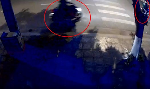 Theo hình ảnh camera giám sát của người dân cho thấy, thời điểm 0h57 sáng 22.4, có 3 đối tượng là người ngoại quốc, di chuyển trên 2 chiếc xe máy. Ảnh: Hữu Long