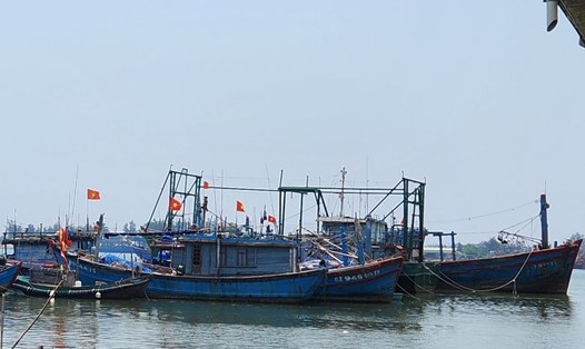 Tàu cá của ngư dân nằm bờ vì thiết bị giám sát hành trình bị hỏng. Ảnh: H.Nguyên.