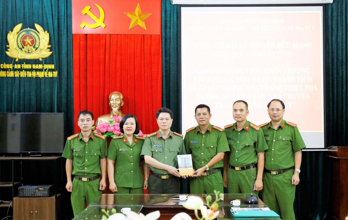Đại tá Nguyễn Hữu Mạnh, Giám đốc Công an tỉnh Nam Định trao thưởng nóng cho Phòng CSĐT tội phạm về ma túy. Ảnh: Bích Mận
