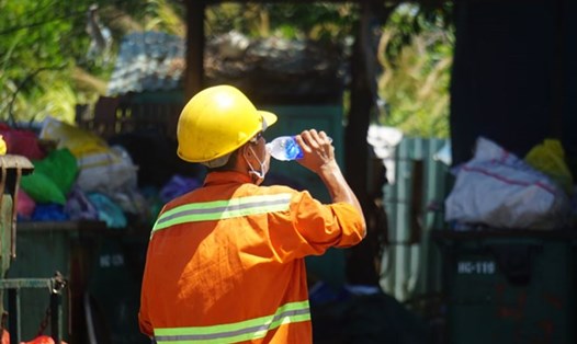 Người lao động mùa nắng nóng cần bổ sung nước thường xuyên để tránh các nguy cơ về sức khỏe. Ảnh: Hữu Long