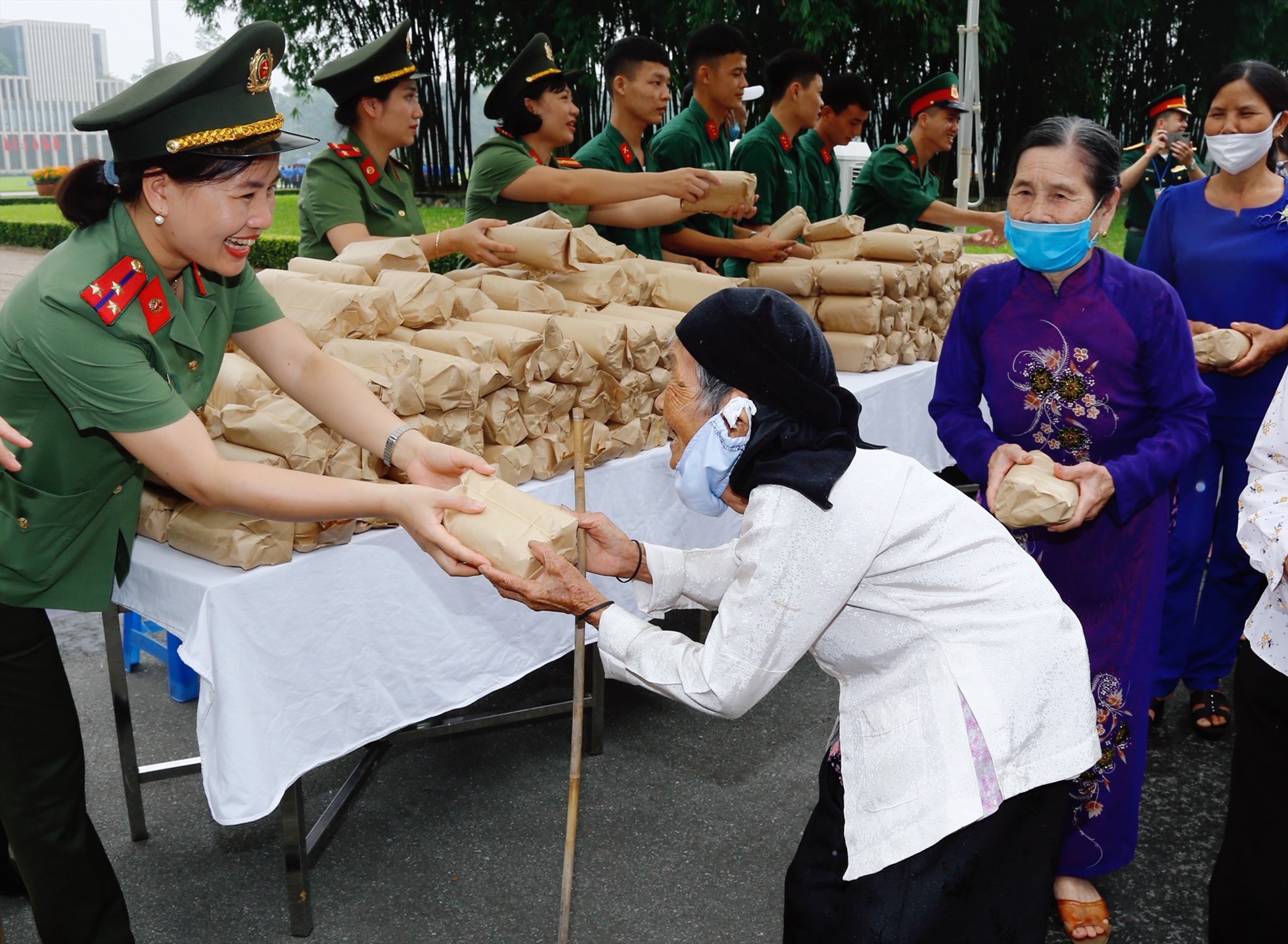 Tặng bánh mì, nước uống miễn phí cho khách tham quan vào các ngày lễ, kỷ niệm đặc biệt trong năm. Ảnh: Ban Quản lý Lăng Chủ tịch Hồ Chí Minh 