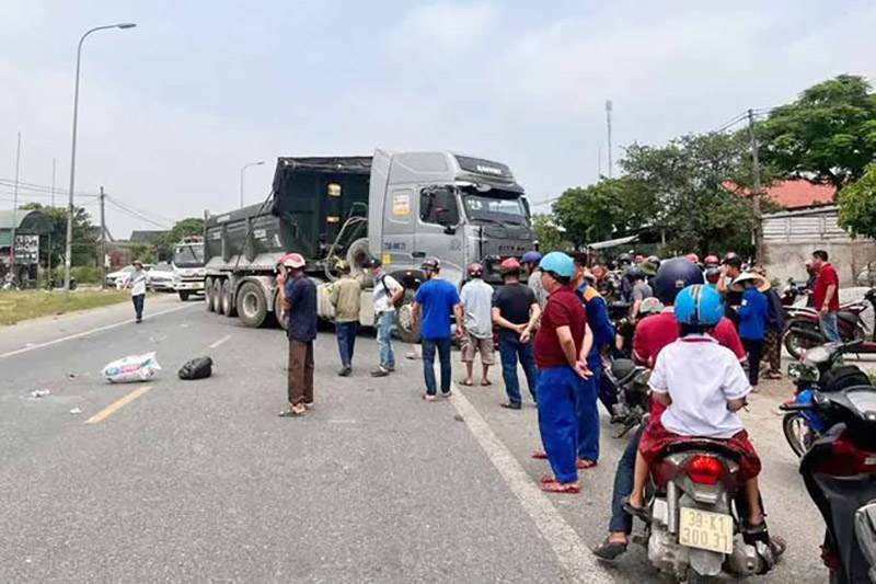 Vụ tai nạn giao thông xảy ra vào khoảng 10h ngày 25.4 trên Quốc lộ 1A, đoạn qua địa phận phường Kỳ Phương, thị xã Kỳ Anh, Hà Tĩnh khiến 1 người tử vong. Ảnh: Vũ Tuấn

