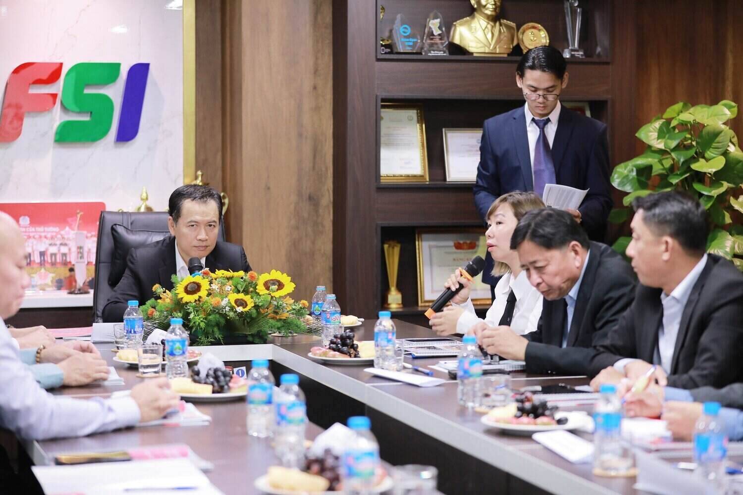 Bộ trưởng Bộ Công Thương Lào lắng nghe ý kiến đóng góp, chia sẻ từ Bà Dương Thị Mỹ Bình - Tổng Giám đốc VLCO. Ảnh: FSI