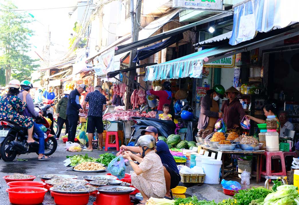 Tại chợ Xuân Khánh (quận Ninh Kiều, TP Cần Thơ), các mặt hàng được bày bán đa dạng với gia cao hơn ngày thường. Ảnh: Mỹ Ly