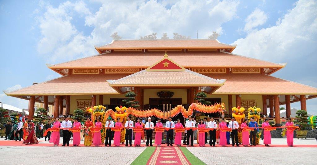 Các đại biểu cắt băng khánh thành Đền thờ. Ảnh: Phương Vũ