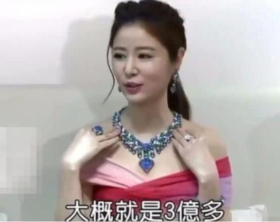 Lâm Tâm Như chi 300 triệu để mua chiếc vòng cổ ngọc màu xanh để tham gia sự kiện. Ảnh: Weibo.