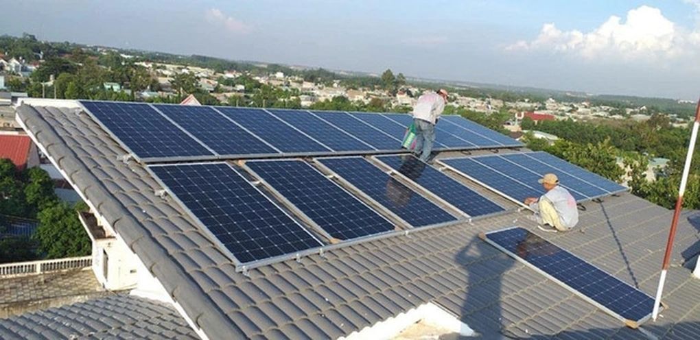 Quy định việc phát triển điện mặt trời mái nhà lắp đặt tại nhà ở, cơ quan công sở tại Việt Nam để tự sử dụng, không bán điện cho tổ chức, cá nhân khác. Ảnh: Nguyễn Phong