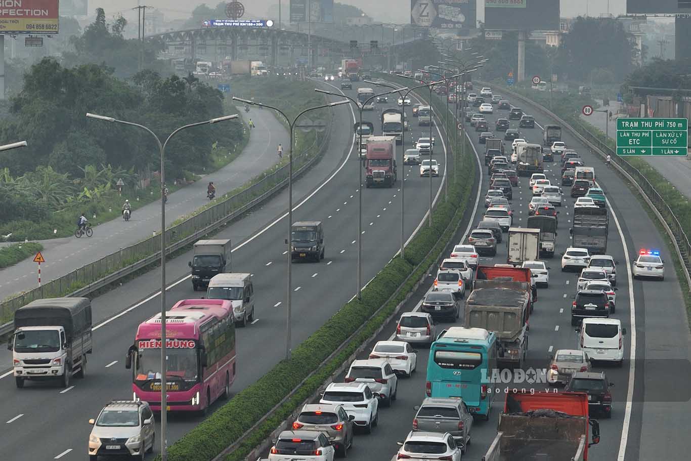 Ngay từ sáng, lượng phương tiện đổ dồn về đường cao tốc Pháp Vân - Cầu Giẽ tăng đột biến. Ảnh: Thế Kỷ