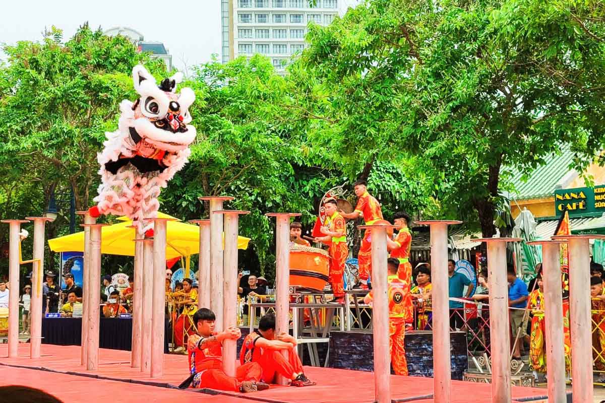 Lễ hội lân sư rồng quốc tế lần đầu tổ chức tại Quảng Ninh. Ảnh: Đoàn Hưng
