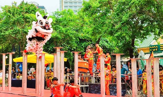 Lễ hội lân sư rồng quốc tế lần đầu tổ chức tại Quảng Ninh. Ảnh: Đoàn Hưng