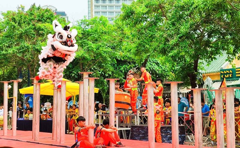 Lễ hội lân sư rồng quốc tế lần đầu tổ chức tại Quảng Ninh. Ảnh: Đoàn Hưng