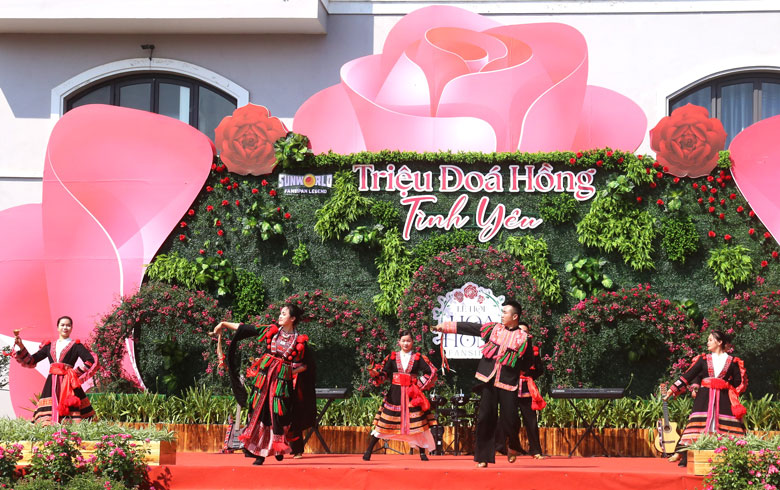 Khách quốc tế hào hứng trải nghiệm Lễ hội Hoa hồng Fansipan ở Sa Pa