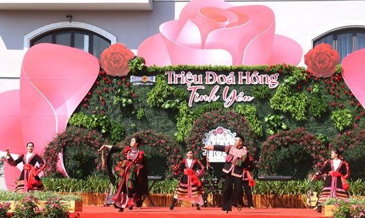 Tại Lễ hội Hoa hồng Fansipan năm 2024, du khách được thưởng thức những tiết mục nghệ thuật mang đậm nét văn hóa Tây Bắc. Ảnh: Lê Nam