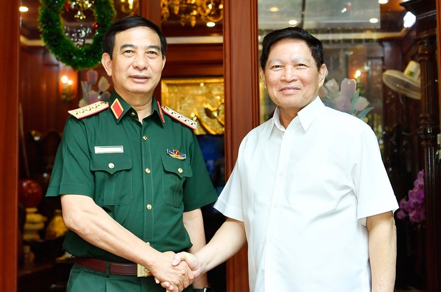 Đại tướng Phan Văn Giang thăm hỏi, tặng quà tri ân Đại tướng Ngô Xuân Lịch, nguyên Ủy viên Bộ Chính trị, nguyên Phó Bí thư Quân ủy Trung ương, nguyên Bộ trưởng Bộ Quốc phòng. Ảnh: TTXVN
