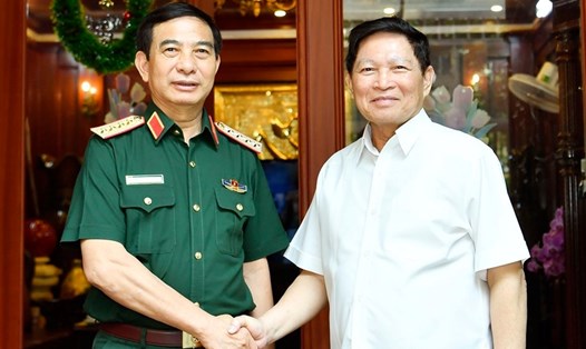 Đại tướng Phan Văn Giang thăm hỏi, tặng quà tri ân Đại tướng Ngô Xuân Lịch, nguyên Ủy viên Bộ Chính trị, nguyên Phó Bí thư Quân ủy Trung ương, nguyên Bộ trưởng Bộ Quốc phòng. Ảnh: TTXVN
