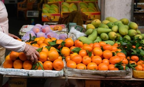 Có thể ăn trực tiếp hoặc ép nước cam cho thực đơn giảm cân mùa hè. Ảnh: Xinhua.