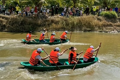 Sau khai mạc, hoạt động đua xuồng ba lá thu hút khá đông khách tham gia cổ vũ. Ảnh: Nhật Hồ