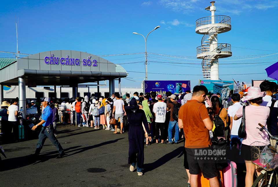Theo ghi nhận, tại bến tàu Rạch Giá, tỉnh Kiên Giang, lượng du khách tập trung đi các đảo khá đông trong đó điểm đến Hòn Sơn (xã Lại Sơn, huyện Kiên Hải) nghẹt kín khách.