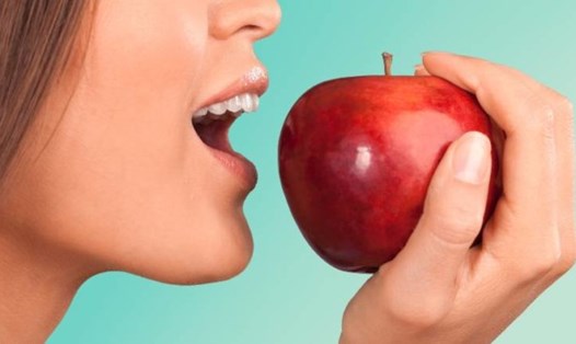 Một quả táo có thể giúp bạn giảm nồng độ axit uric trong cơ thể. Ảnh: Healthshots