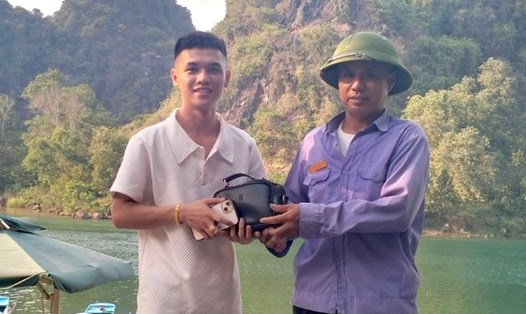 Thuyền trưởng Nguyễn Ngọc Quý nhặt được túi xách trả lại cho du khách. Ảnh: TTDL Phong Nha - Kẻ Bàng