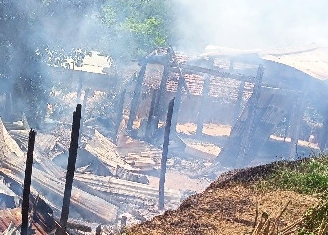 Ngọn lửa thiêu rụi 3 ngôi nhà và nhiều tài sản khác của người dân Đông Giang, Quảng Nam. Ảnh UBND xã A Rooi.
