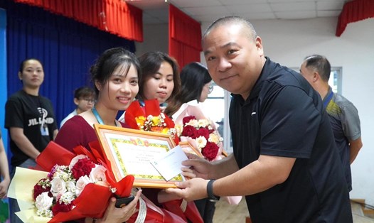 Lãnh đạo Công ty TNHH Pousung Việt Nam trao quà cho đoàn viên người lao động. Ảnh: CĐ Pousung