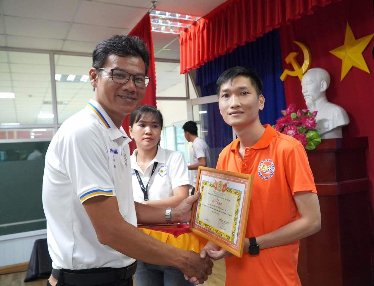 Chủ tịch CĐCS Công ty TNHH Pousung Việt Nam Lê Nhật Trường trao khen thưởng cho các cá nhân tập thể xuất sắc. Ảnh: CĐ Pousung 