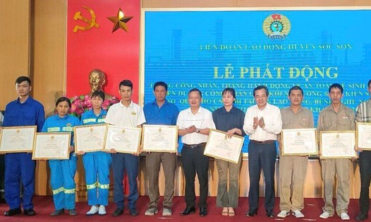 Ông Nguyễn Chính Hữu, Phó Chủ tịch Liên đoàn Lao động Thành phố Hà Nội (thứ tư từ phải sang) và lãnh đạo Huyện ủy trao thưởng cho các Công nhân giỏi năm 2023. Ảnh: CĐH