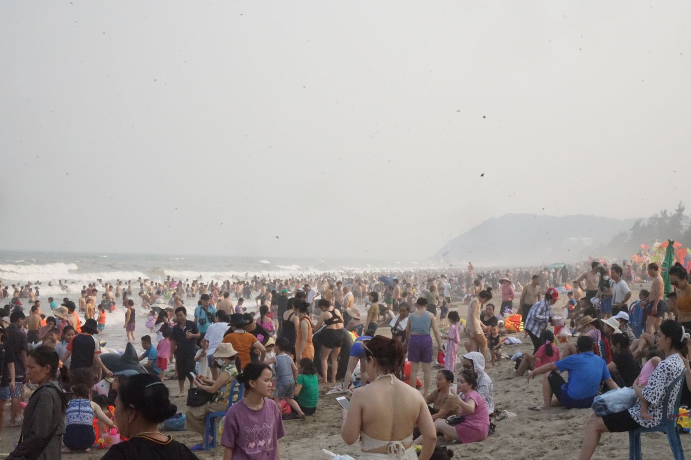 Được biết, thời tiết trong ngày khai trương du lịch biển Sầm Sơn 2023 khá nắng nóng, thuận lợi cho du khách tắm biển. Ảnh: Quách Du