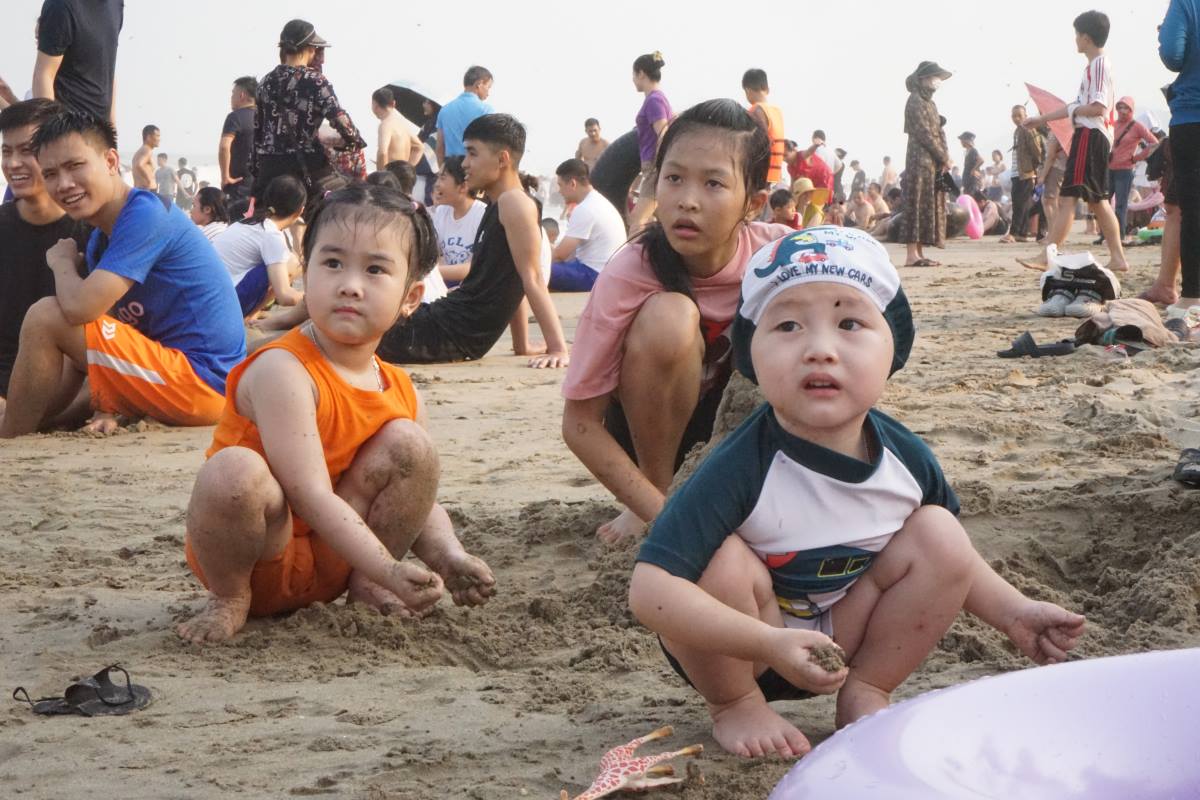 Do là ngày đầu của kỳ nghỉ lễ, nên nhiều trẻ nhỏ đã được các gia đình đưa đi biển Sầm Sơn nghỉ mát. Ảnh: Quách Du