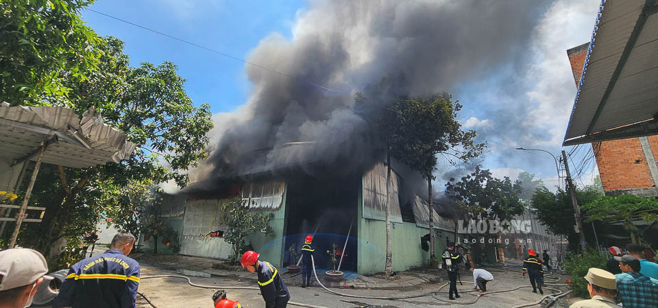 Trưa ngày 27.4 trên địa bàn phường Vĩnh Quang, TP Rạch Giá (Kiên Giang) xảy ra 1 vụ cháy nhà kho (thông tin ban đầu chứa hàng xốp, nhựa, linh kiện điện tử, gia dụng).