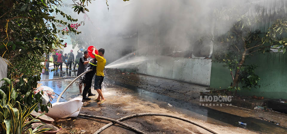 Không chỉ vậy, các hộ dân gần đó đã hỗ trợ nước để lực lượng cứu hỏa bơm ra chữa cháy. 
