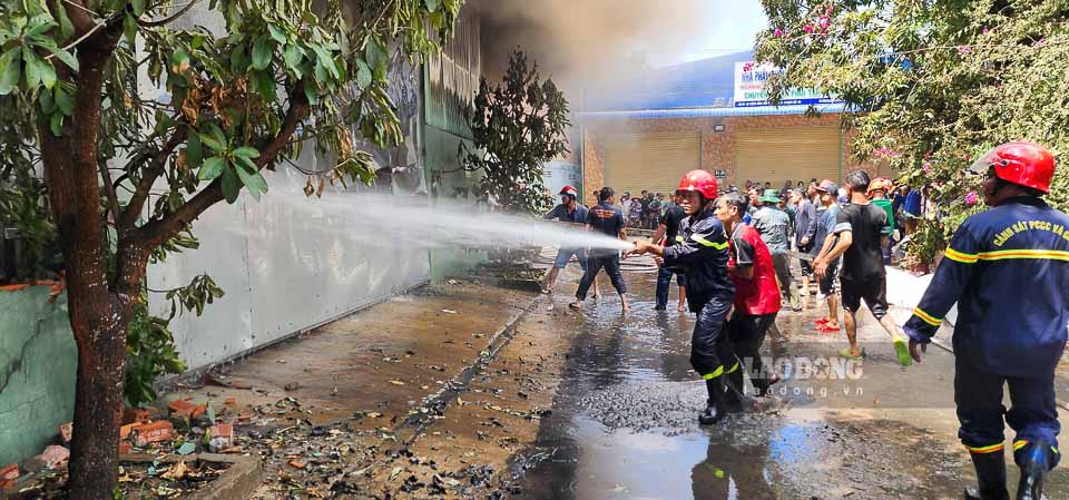 Nhiều xe cứu hỏa và xe tiếp nước của Công ty công trình đô thị TP Rạch Giá được huy động tới hiện trường để xử lý đám cháy và chống cháy lan. 