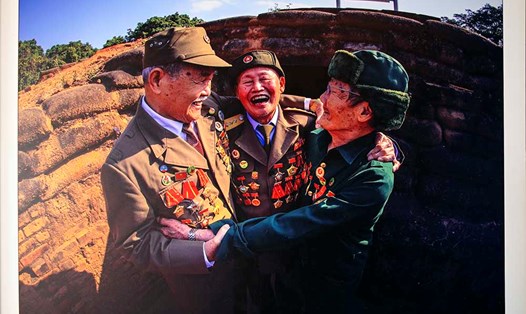Bức ảnh cựu chiến binh trên Đồi A1đoạt Huy chương Vàng tại Liên hoan ảnh nghệ thuật khu vực miền núi phía Bắc tại Điện Biên. Ảnh: Mai Lương