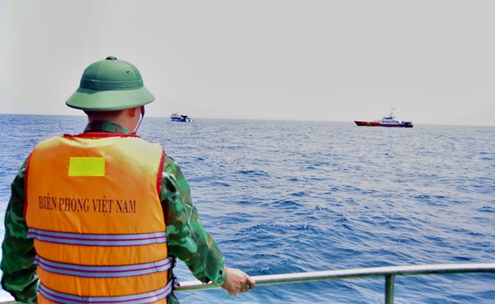 Lực lượng biên phòng tổ chức tìm kiếm người mất tích trong vụ chìm sà lan kể trên. Ảnh: Biên phòng Quảng Ngãi