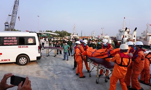 Thi thể các nạn nhân tử vong trong vụ chìm sà lan đã được lên bờ. Ảnh: Viên Nguyễn