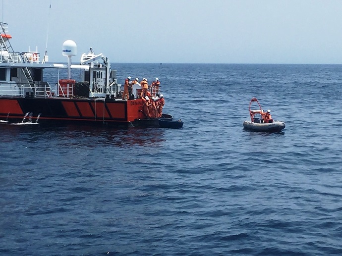 Lực lượng cứu hộ, cứu nạn tổ chức tìm kiếm người mất tích trong vụ chìm sà lan kể trên. Ảnh: Cảng vụ hàng hải Quảng Ngãi