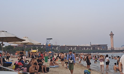 Dòng người dân vẫn chen chân đi tắm biển ở TP Hạ Long, Quảng Ninh trong ngày đầu tiên nghỉ lễ. Ảnh: Khánh Linh