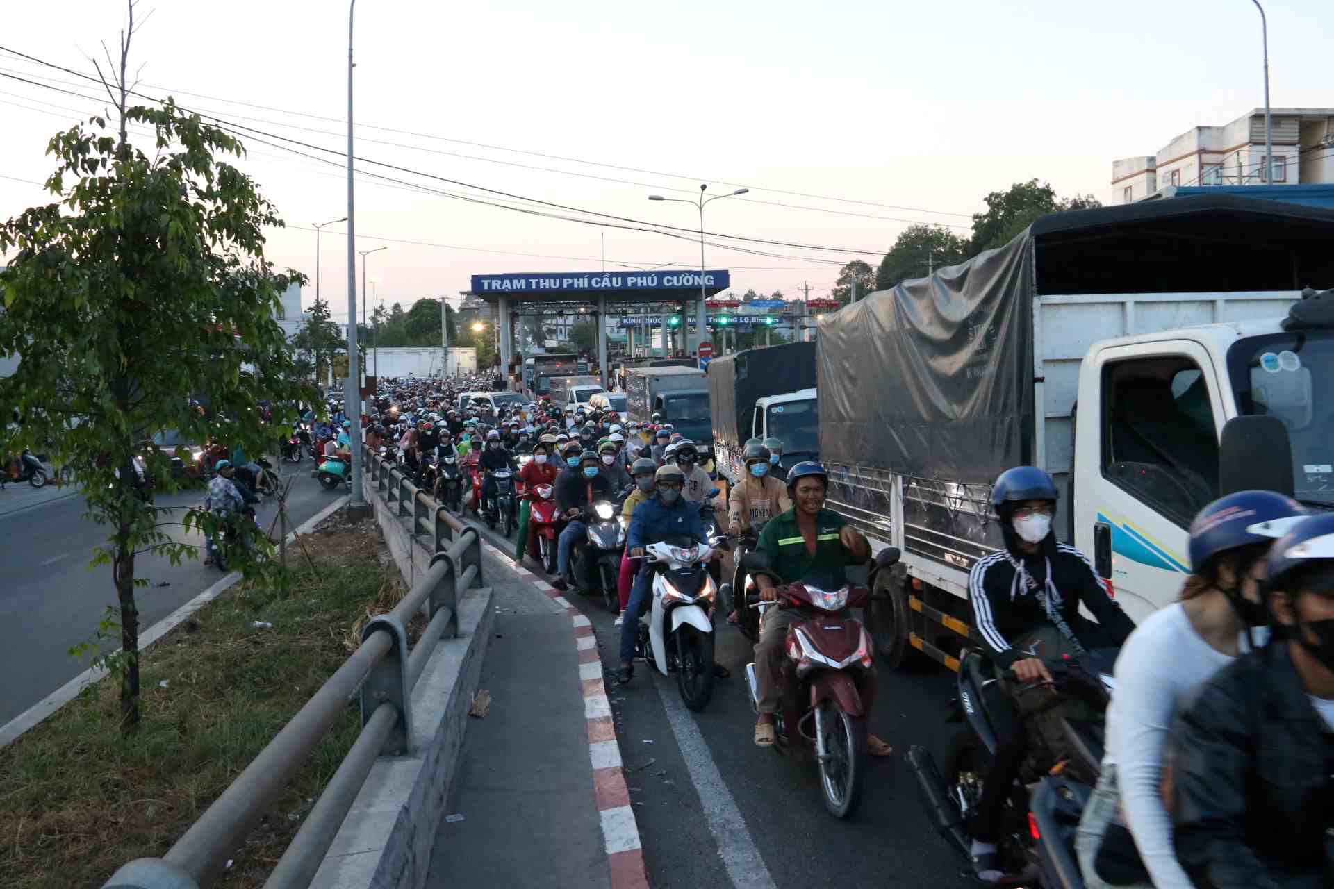 Ở vị trí trạm thu phí cầu Phú Cường, lượng phương tiện đổ về quá lớn, trạm thu phí lại án ngữ ngay đầu cầu khiến giao thông quá tải.