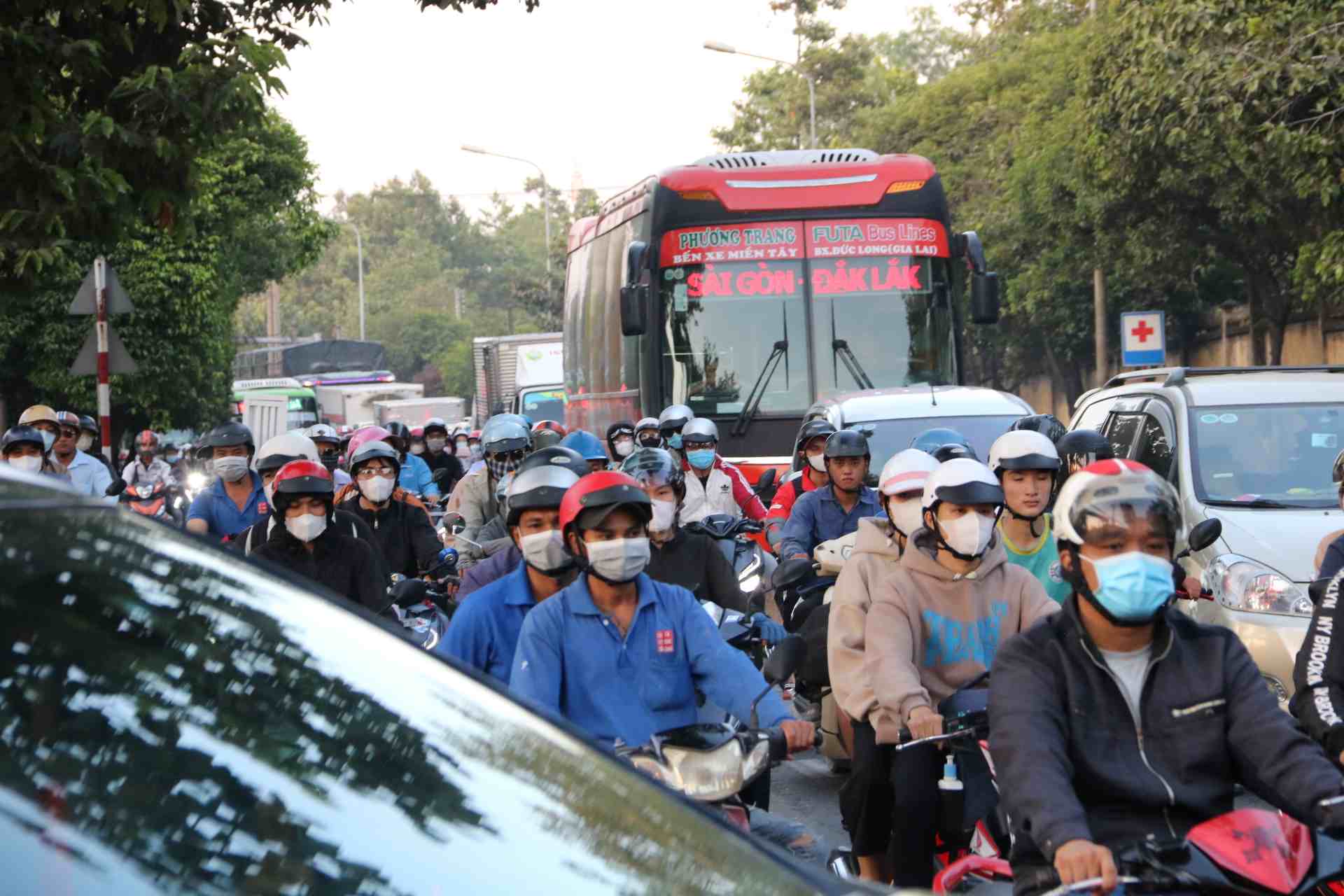 Đây là đường Huỳnh Văn Cù đoạn qua phường Phú Cường, phường Chánh Mỹ, thành phố Thủ Dầu Một tỉnh Bình Dương. Chiều ngày 27.4, dòng xe máy xe ô tô ken đặc trên con đường này.