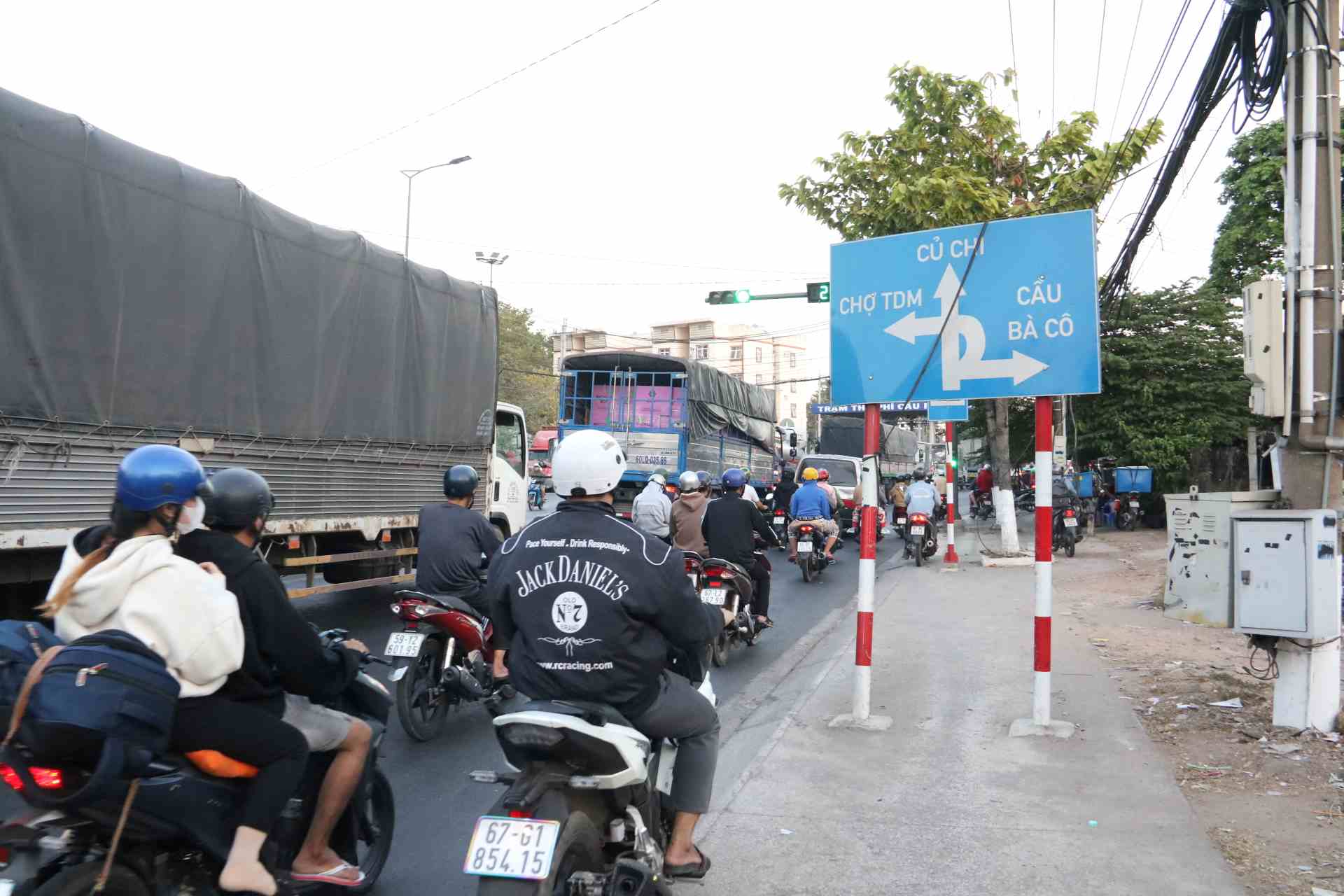 Sau khi tan ca, hàng chục ngàn người lao động đi xe máy bắt đầu đổ về hướng cầu Phú Cường qua huyện Củ Chi, Thành phố Hồ Chí Minh để về các tỉnh miền Tây.