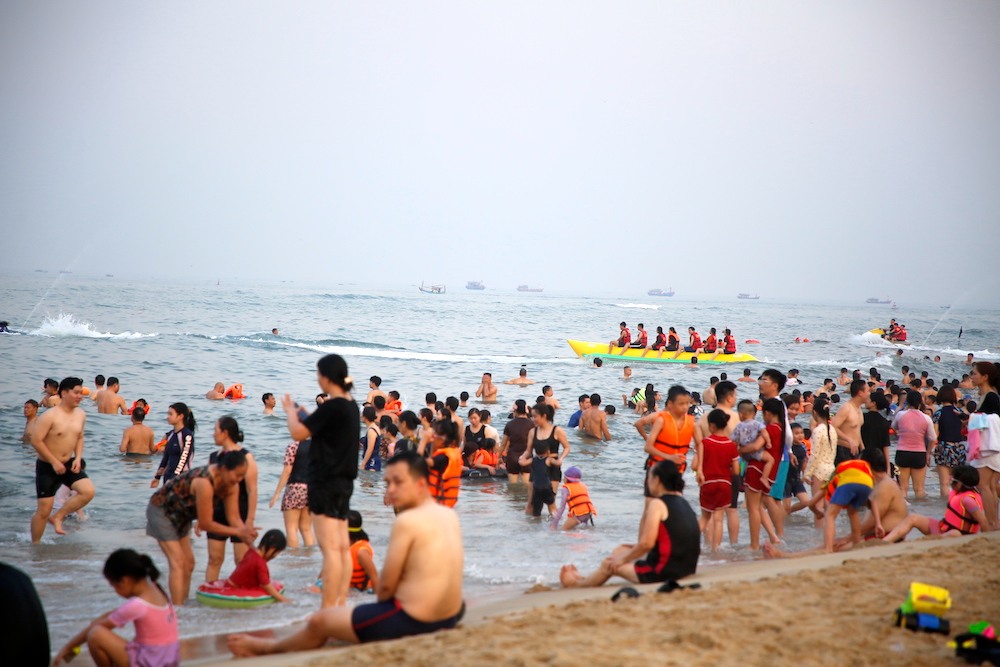 Trong cái nắng gay gắt, biển Nhật Lệ được nhiều người dân, du khách chọn làm nơi giải nhiệt.