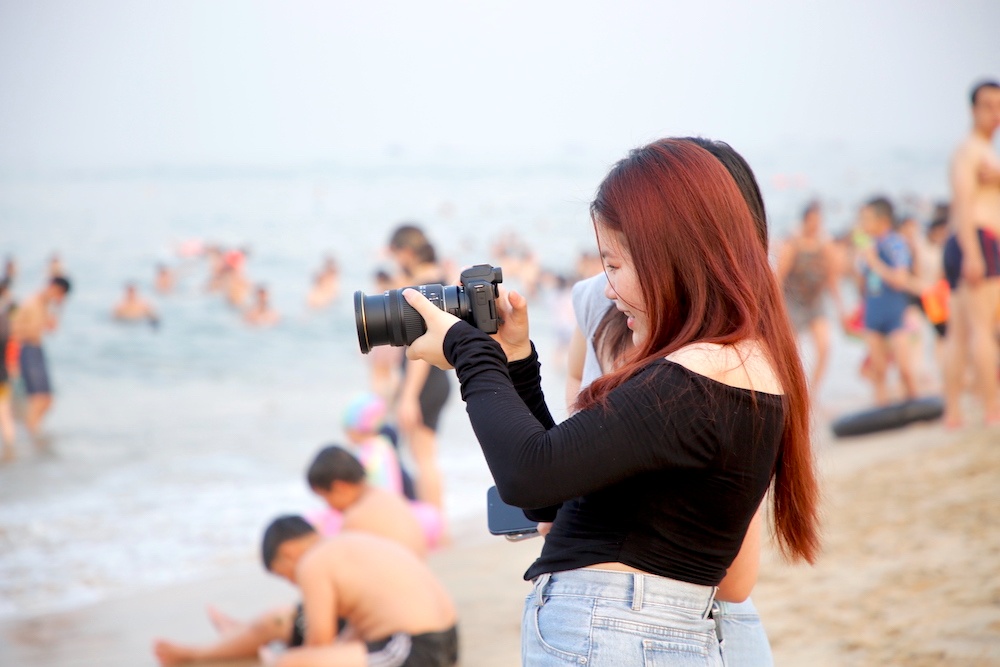 Lưu giữ những khoảnh khắc tại bãi biển Nhật Lệ. Ảnh: Công Sáng