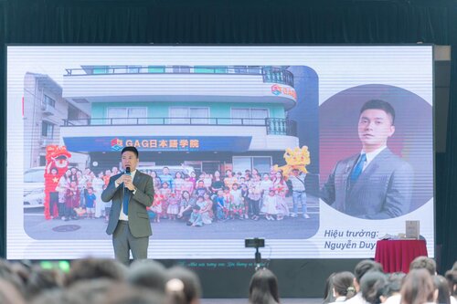 Hiệu trưởng Học viện Nhật ngữ GAG (Fukuoka) - Nguyễn Duy Anh chia sẻ tại buổi giao lưu. Ảnh: NVCC