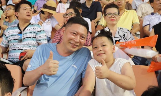 Cổ động viên Đà Nẵng hào hứng trước trận bóng đá Brazil - Việt Nam. Ảnh: Nguyễn Linh