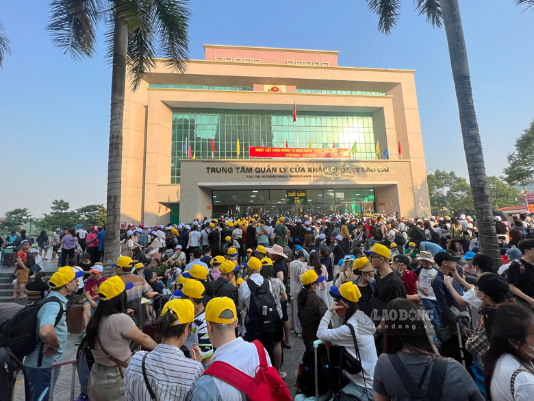 Hàng dài khách du lịch xếp hàng từ sáng sớm để đợi nhập cảnh vào Trung Quốc du lịch dịp lễ 30.4 - 1.5. Ảnh: An Vi