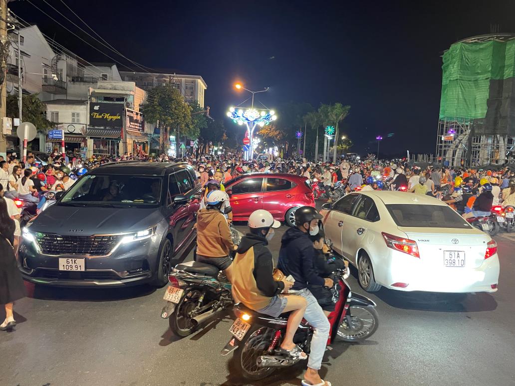 Các tuyến đường tại trung tâm thành phố Thủ Dầu Một cũng bị ùn tắc do lượng người đổ về đi chơi lễ quá đông. Ảnh: Đình Trọng