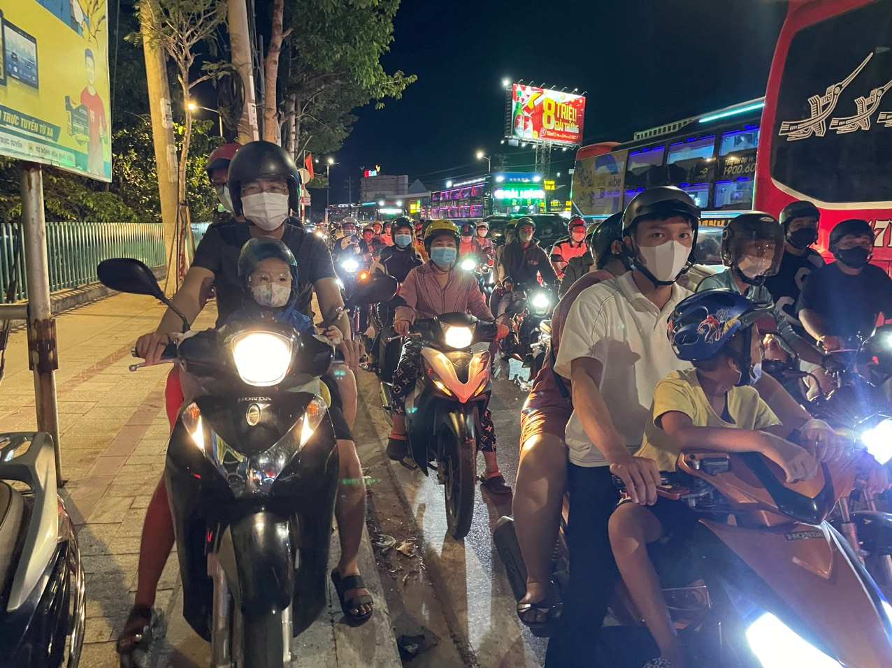 Ùn tắc trên Quốc lộ 13 đoạn qua thành phố Thủ Dầu Một, xe máy leo lên vỉa hè lưu thông. Ảnh: Đình Trọng